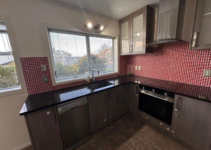  at 2/136 Chivalry Road, Glenfield, North Shore City, Auckland