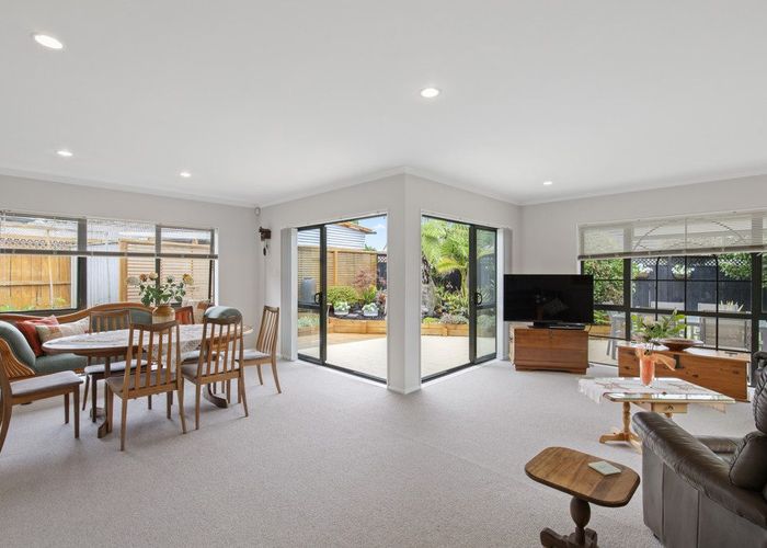  at 7 Halstead Place, Huntington Park, Auckland