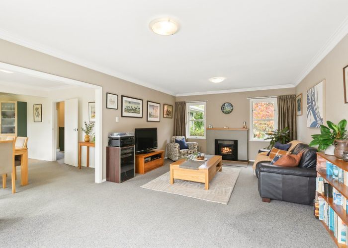  at 8 St Johns Terrace, Tawa, Wellington