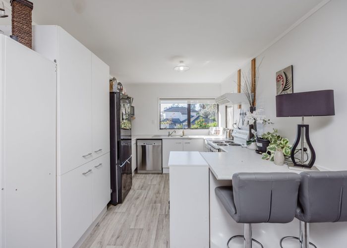  at 2/8 Lochend Place, Highland Park, Manukau City, Auckland