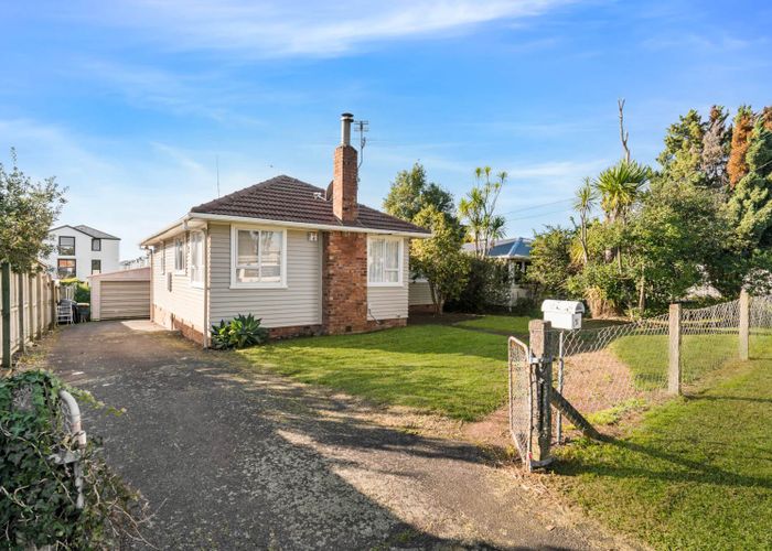  at 5 Fairdene Avenue, Henderson, Auckland