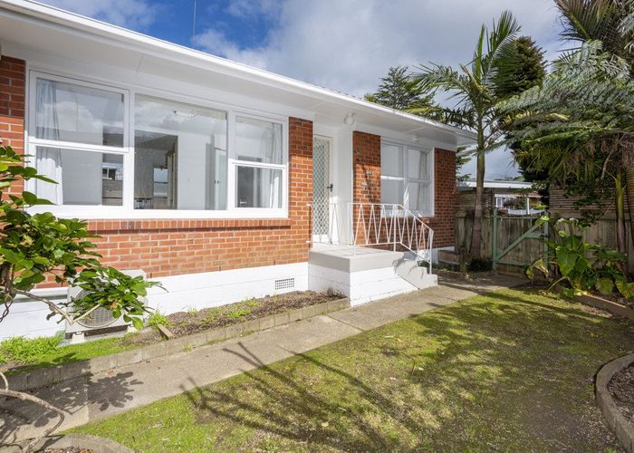  at 1/18 Evelyn Place, Hillcrest, North Shore City, Auckland