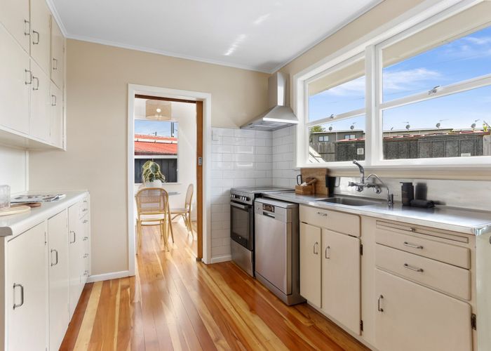  at 12 Fruitvale Road, New Lynn, Auckland