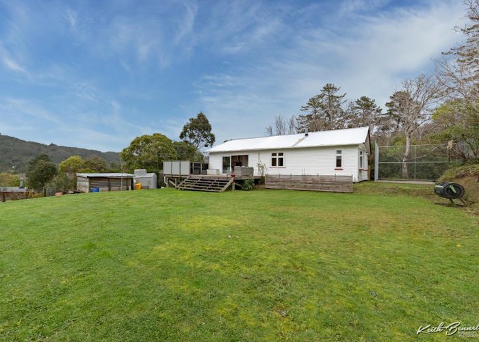  at 6 Avro Road, Blue Mountains, Upper Hutt