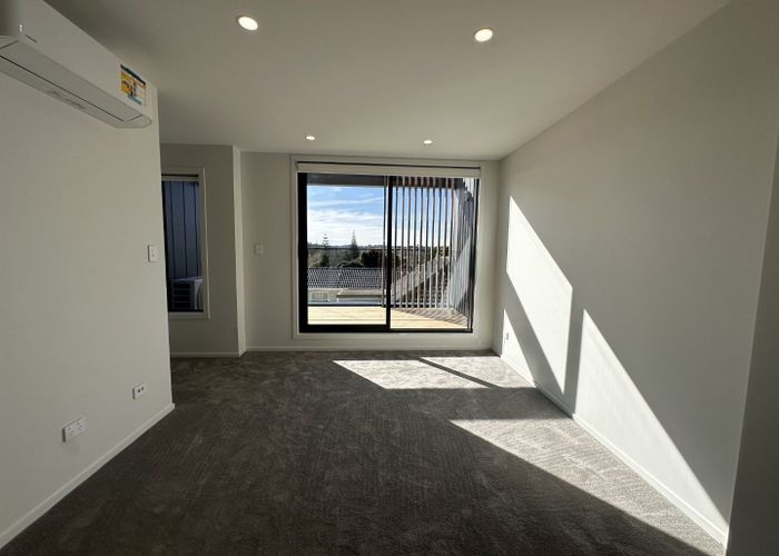  at 4/10 Fairclough Road, Beach Haven, North Shore City, Auckland