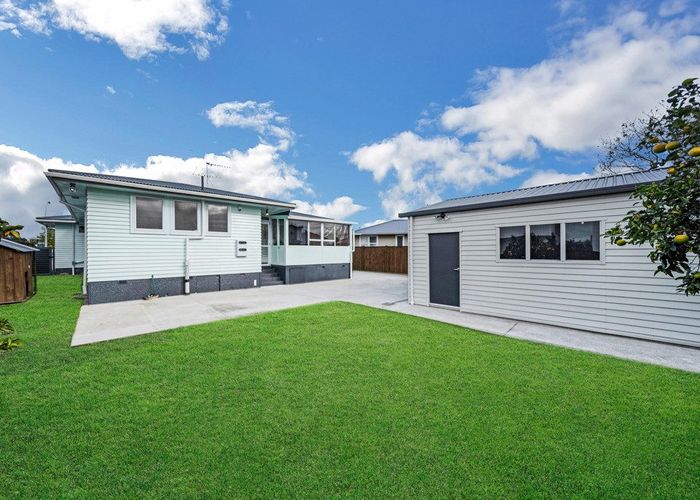  at 102 Edgewater Drive, Pakuranga, Auckland