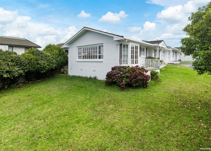  at 2/10 Richards Avenue, Forrest Hill, Auckland