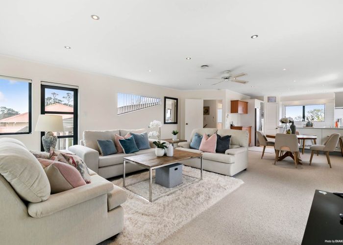  at 2/170 Onewa Road, Northcote, Auckland