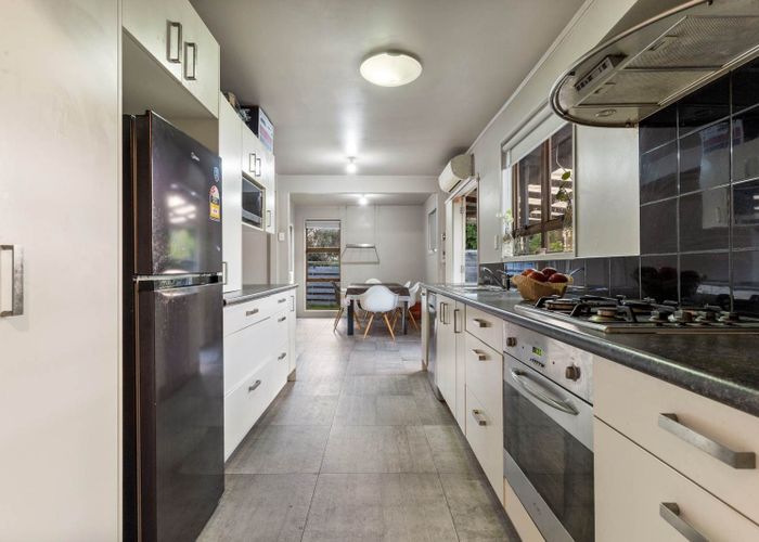  at 2/41 Challen Close, Conifer Grove, Papakura, Auckland