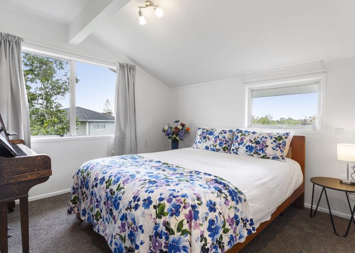  at 35 Normanton Street, Glenfield, Auckland
