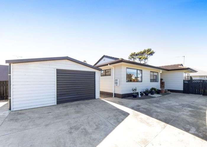  at 121 Godley Road, Green Bay, Waitakere City, Auckland