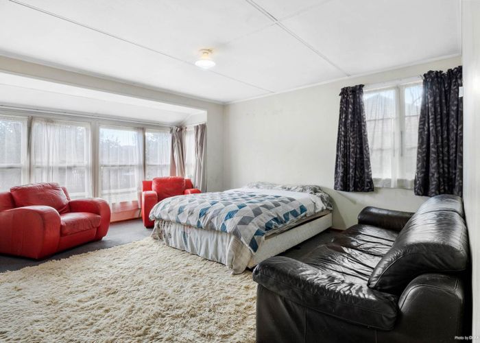  at 34 Ropata Avenue, Point England, Auckland