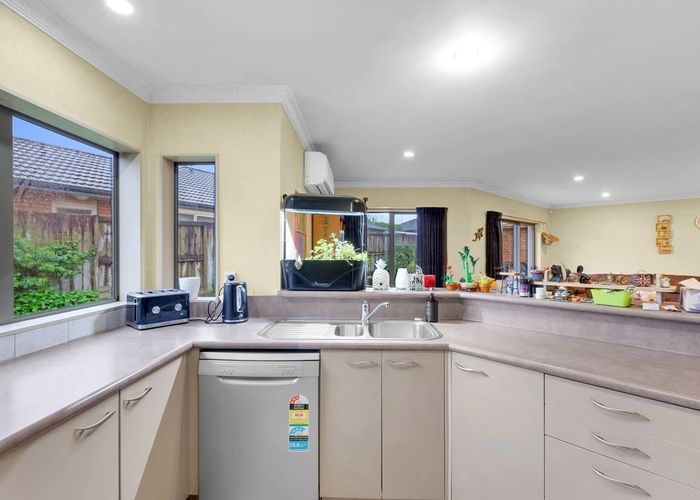  at 1 Grasmere Court, Huntington, Hamilton