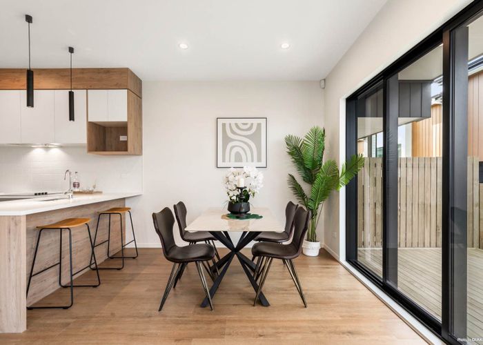  at 2/145 Carlisle Road, Northcross, North Shore City, Auckland