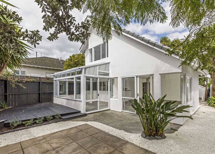  at 2/20 Norwood Road, Bayswater, Auckland