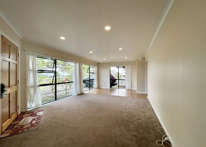  at 1/136 Sunset Road, Unsworth Heights, North Shore City, Auckland