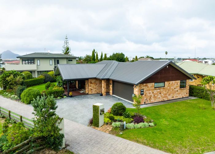  at 22 Paradise Point Place, One Tree Point