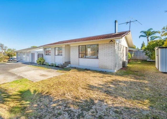  at 2/32 Ballater Place, Highland Park, Manukau City, Auckland