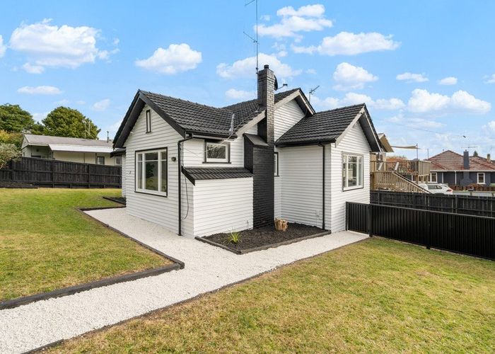  at 32 Forest Lake Road, Forest Lake, Hamilton, Waikato