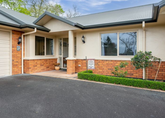  at 9 Oak View Place, Newstead