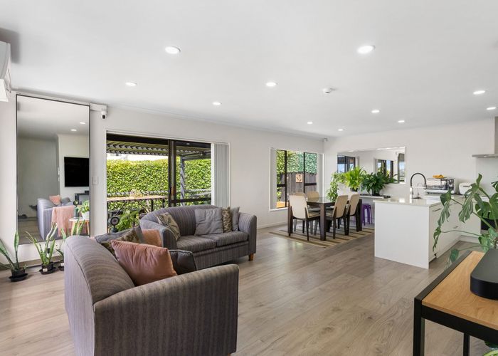  at 2/36 Browns Bay Road, Rothesay Bay, North Shore City, Auckland