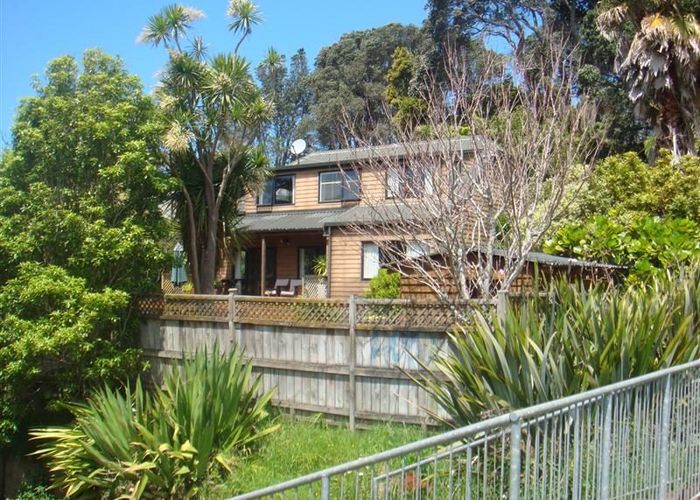  at 2/25 Glencoe Road, Browns Bay, Auckland