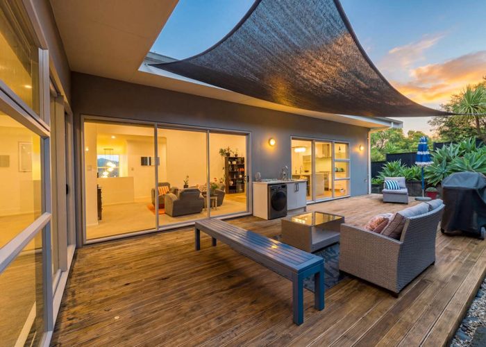  at 4 Ilam Lane, Fairview Heights, North Shore City, Auckland