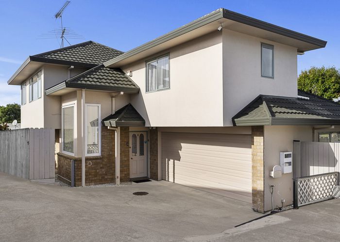  at 2/6 Boys Place, Pakuranga Heights, Auckland