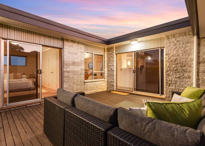  at 2/4 Cotton Street, St Johns, Auckland