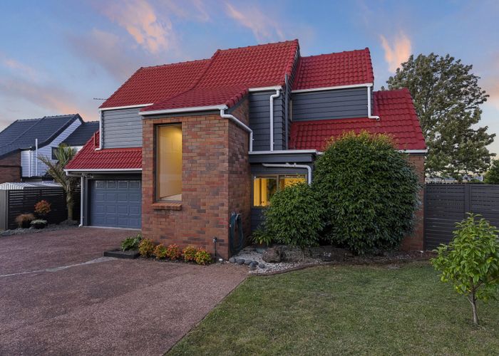  at 2/13 Nimrod Place, Half Moon Bay, Auckland