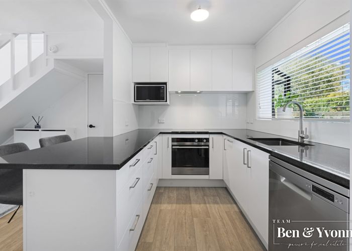  at 2/10 Longford Street, Mount Wellington, Auckland