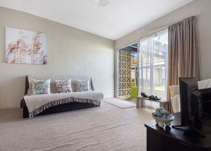  at 2/100 River Road, Hamilton East, Hamilton, Waikato