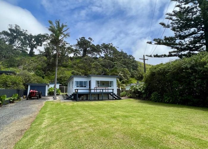  at 221 Oakura Road, Ōakura, Hikurangi