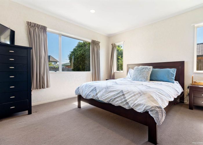  at 5 Lushington Place, Huntington Park, Auckland