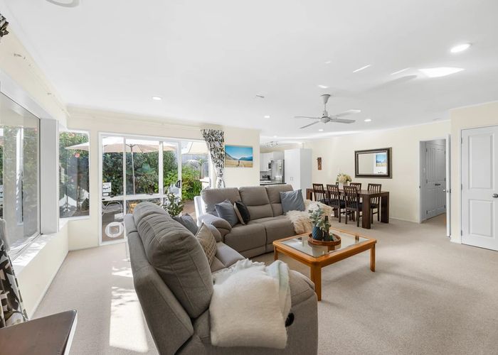  at 2/12 Pat O'connor Place, The Gardens, Manukau City, Auckland