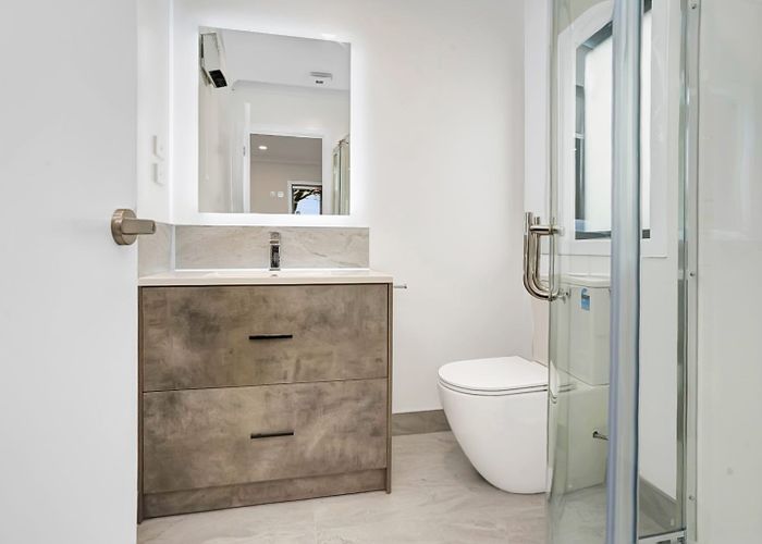  at 2/20 Yorkshire Road, Silverdale, Hamilton
