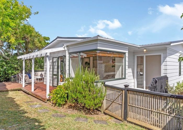  at 14A Harrybrook Road, Green Bay, Auckland
