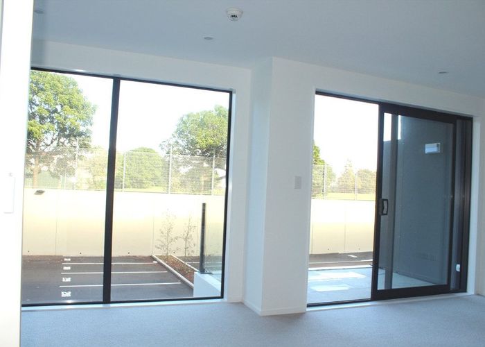  at 16/8 Thompson Park Road, Mount Wellington, Auckland City, Auckland