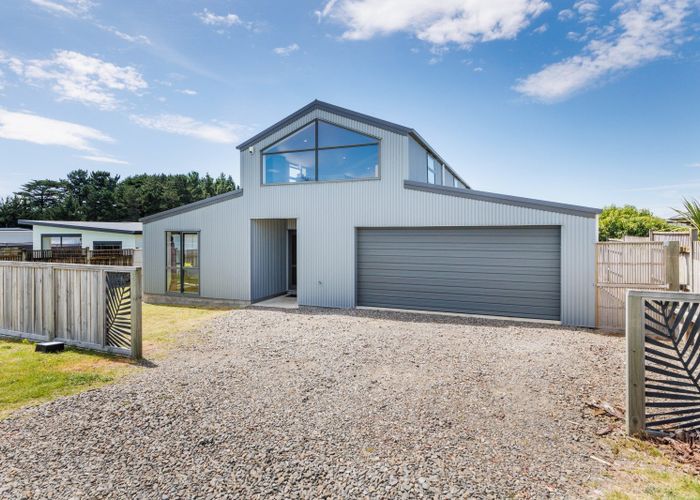  at 35 Barling Street, Himatangi Beach