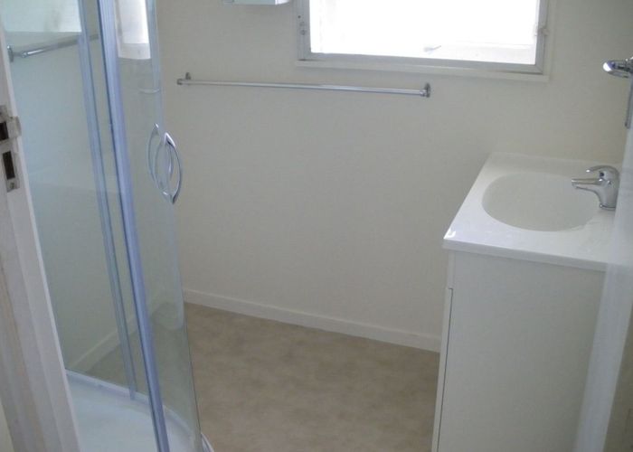  at 2/8 Evelyn Place, Hillcrest, North Shore City, Auckland