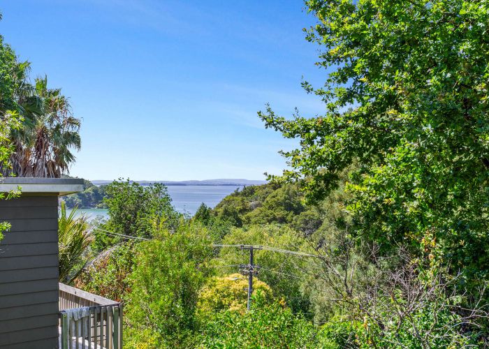  at 33 Laingholm Drive, Laingholm, Waitakere City, Auckland