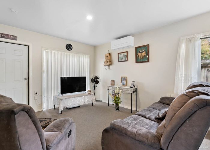  at 8/11 Lawford Place, Mangere, Auckland