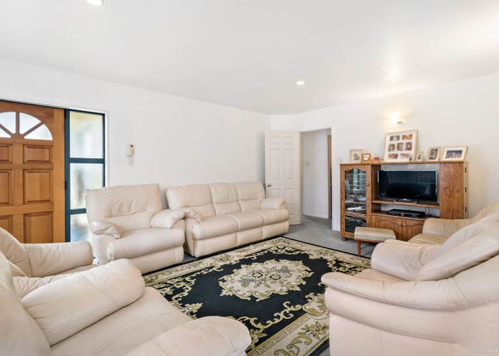  at 2/13 Gray Avenue, Māngere East, Auckland
