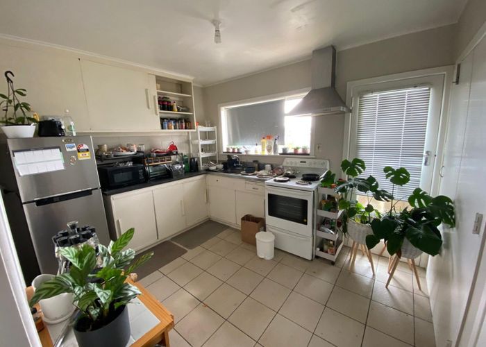 at 4/12 Dinglebank Road, Mount Wellington, Auckland