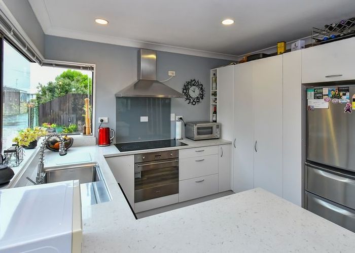  at 2/27 Queen Street, Papakura, Auckland