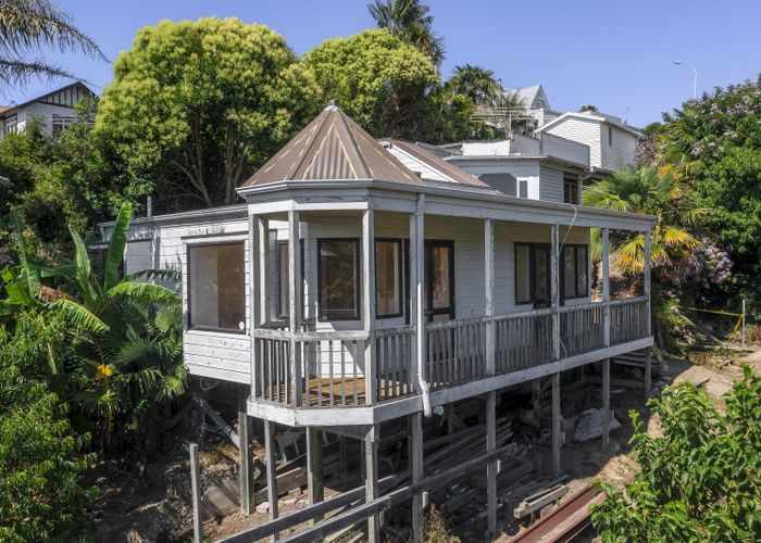  at 2 Hadfield Terrace, Bluff Hill, Napier