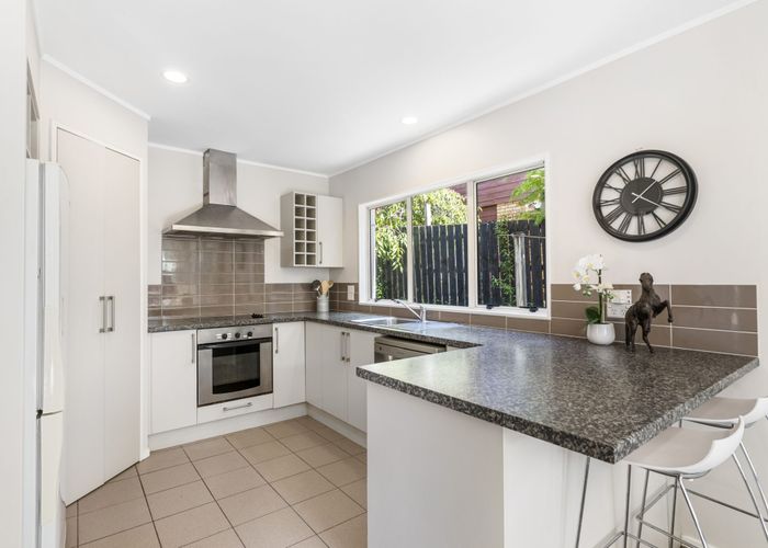  at 2/13 Eversleigh Road, Belmont, Auckland