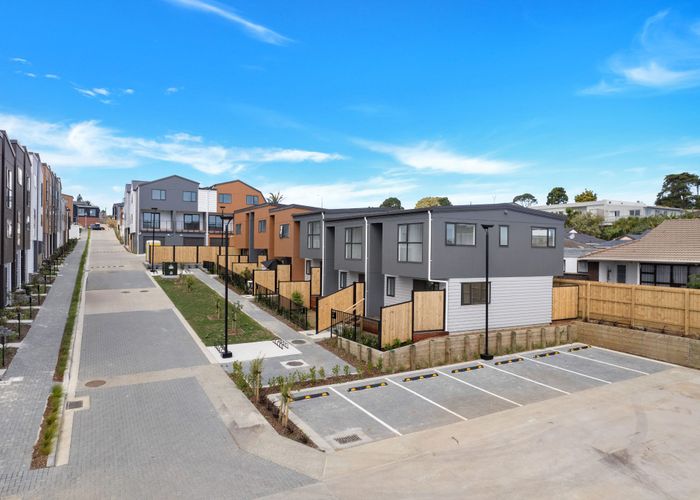 at 3-Bed/250-252 Great North Road, Henderson, Waitakere City, Auckland