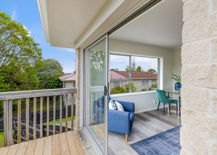  at 2/12 Jenelin Road, Glendene, Auckland
