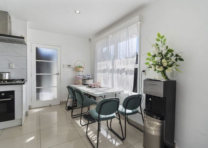  at 6 Plymouth Place, Papatoetoe, Manukau City, Auckland